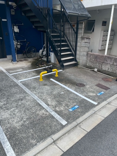 クゥアトル　バイク置場