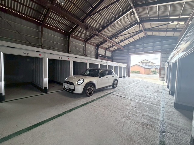 稲岡BASE：バイクガレージ・トランクルーム