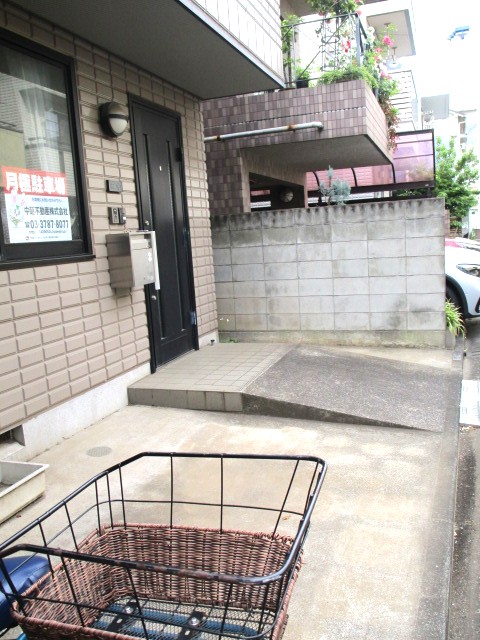品川区中延２丁目駐車場兼バイク置き場（複数台可）