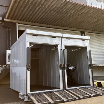 電源、照明、換気扇、乗用車駐車可　【バイクガレージ中旺】
