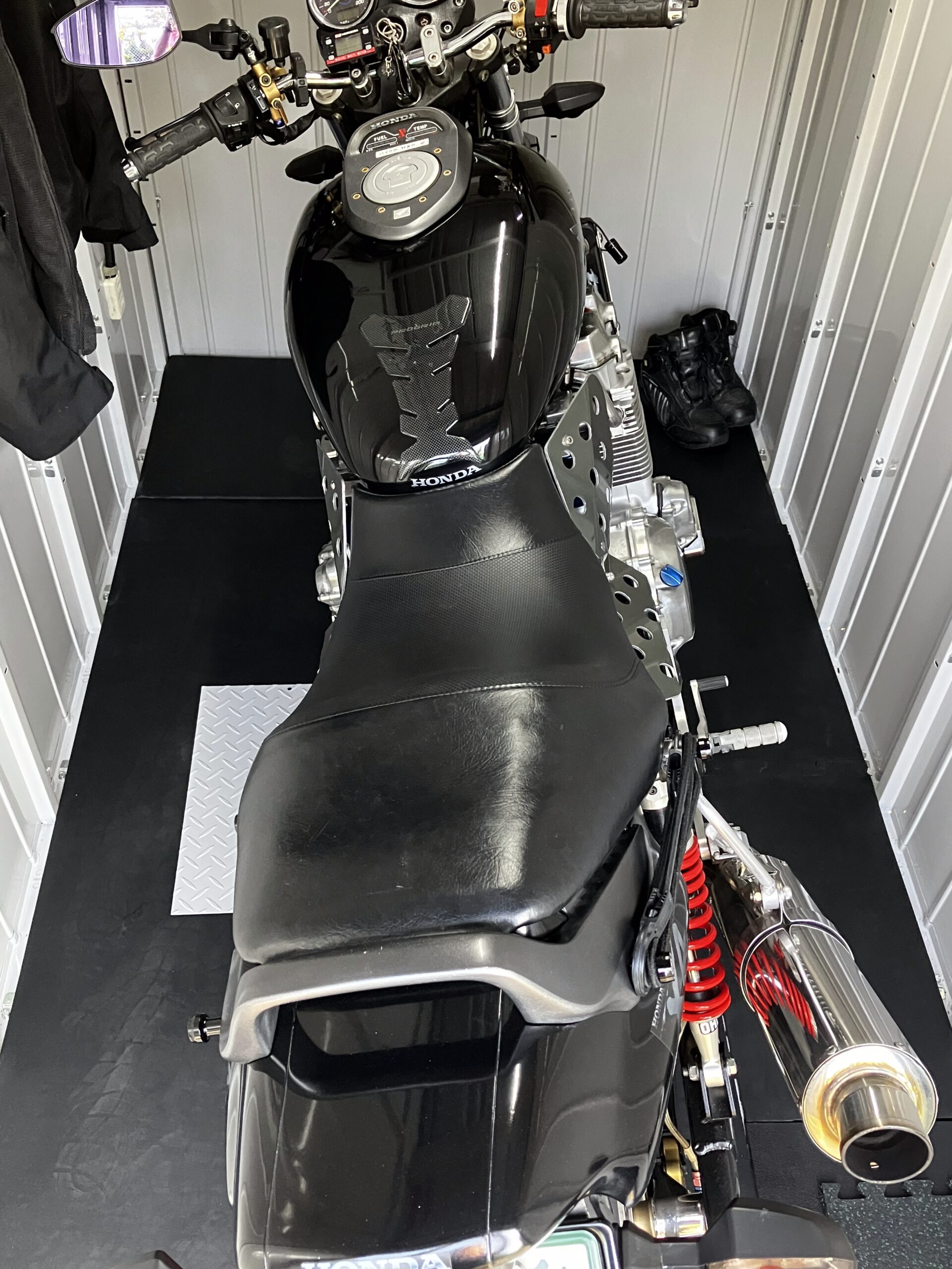 電源、照明、換気扇、乗用車駐車可　【バイクガレージ中旺】