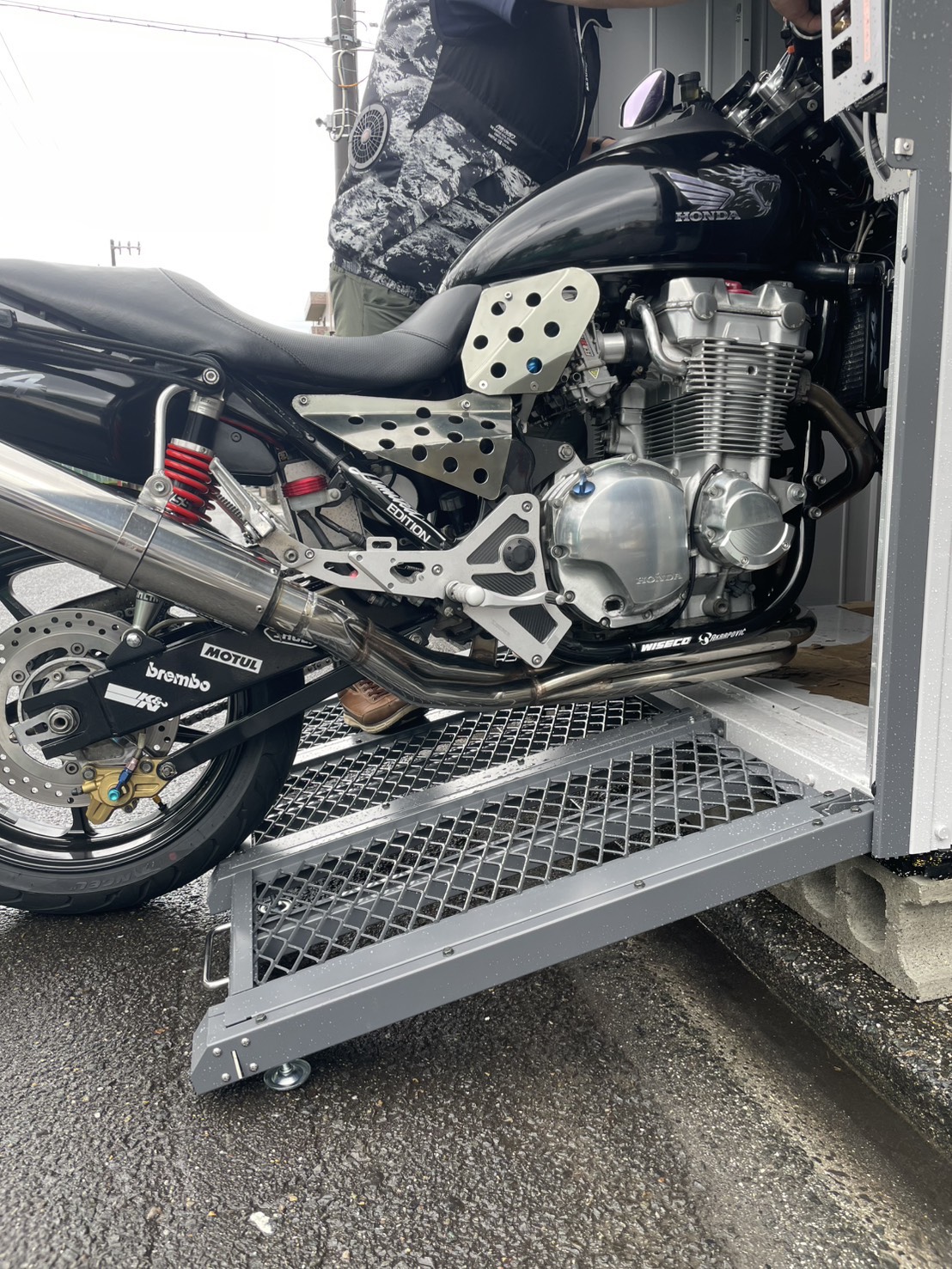電源、照明、換気扇、乗用車駐車可　【バイクガレージ中旺】