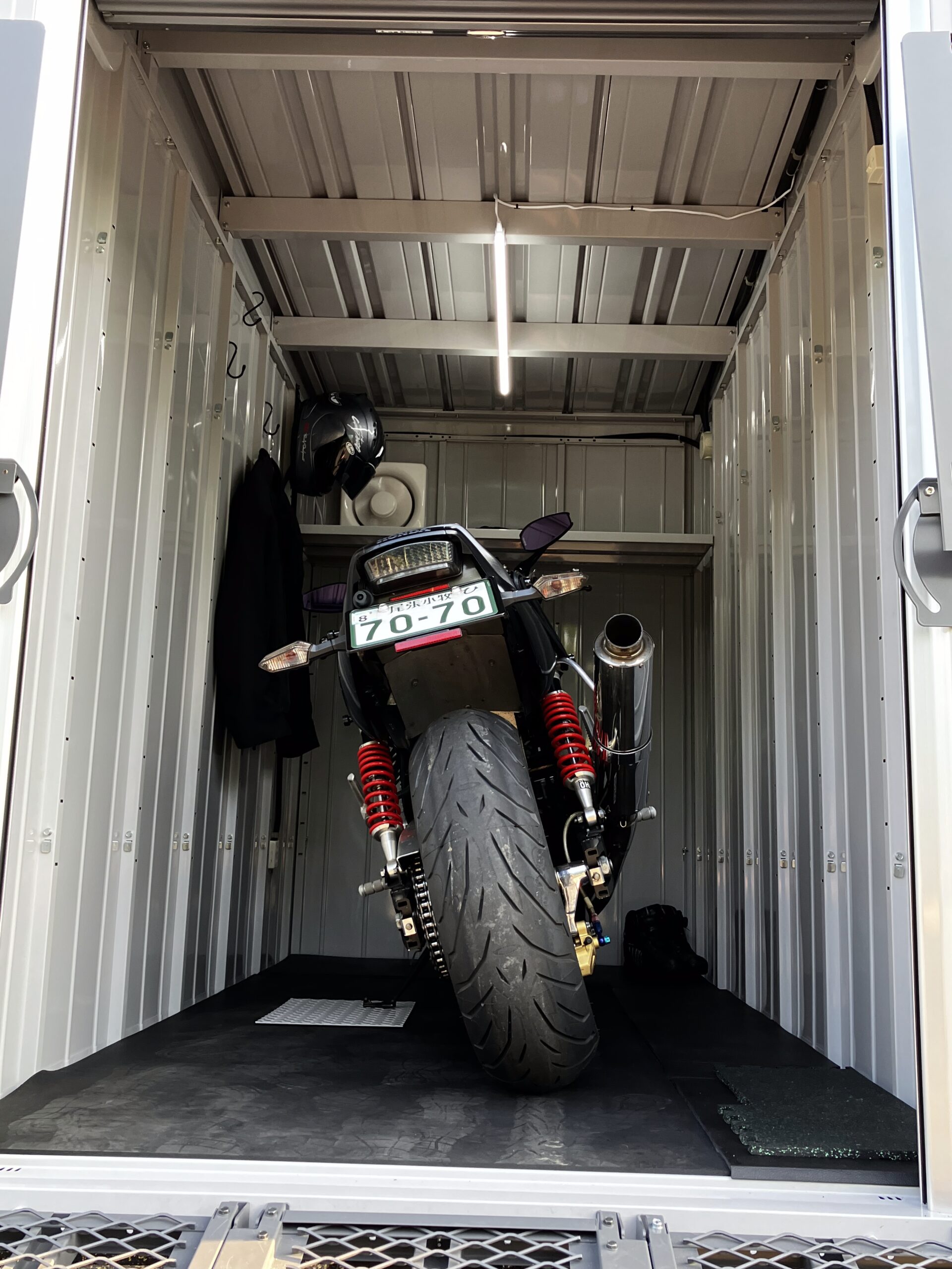 電源、照明、換気扇、乗用車駐車可　【バイクガレージ中旺】