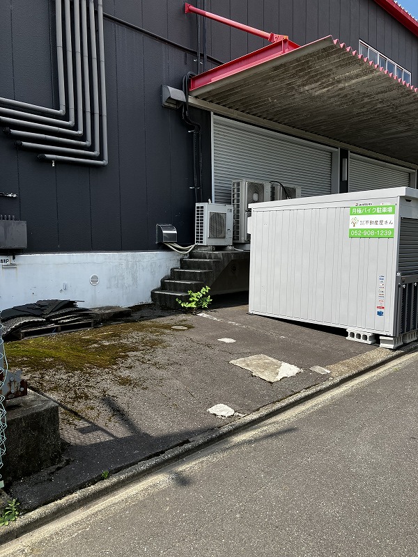 電源、照明、換気扇、乗用車駐車可　【バイクガレージ中旺】
